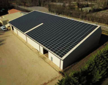 découvrez les hangars photovoltaïques, une solution innovante alliant espace de stockage et production d'énergie verte. optez pour une installation durable qui réduit vos coûts énergétiques tout en préservant l'environnement.
