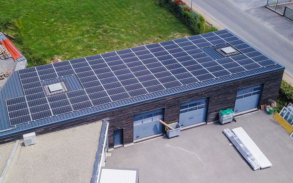 découvrez l'industrie photovoltaïque, un secteur en pleine croissance qui révolutionne la production d'énergie durable. apprenez comment les panneaux solaires convertissent la lumière du soleil en électricité, contribuant ainsi à la transition énergétique et à la réduction des émissions de carbone.