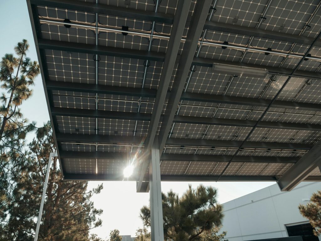 découvrez comment devenir un investisseur dans le domaine des panneaux photovoltaïques (pv), en comprenant les opportunités, les avantages financiers et les tendances du marché pour maximiser votre retour sur investissement.