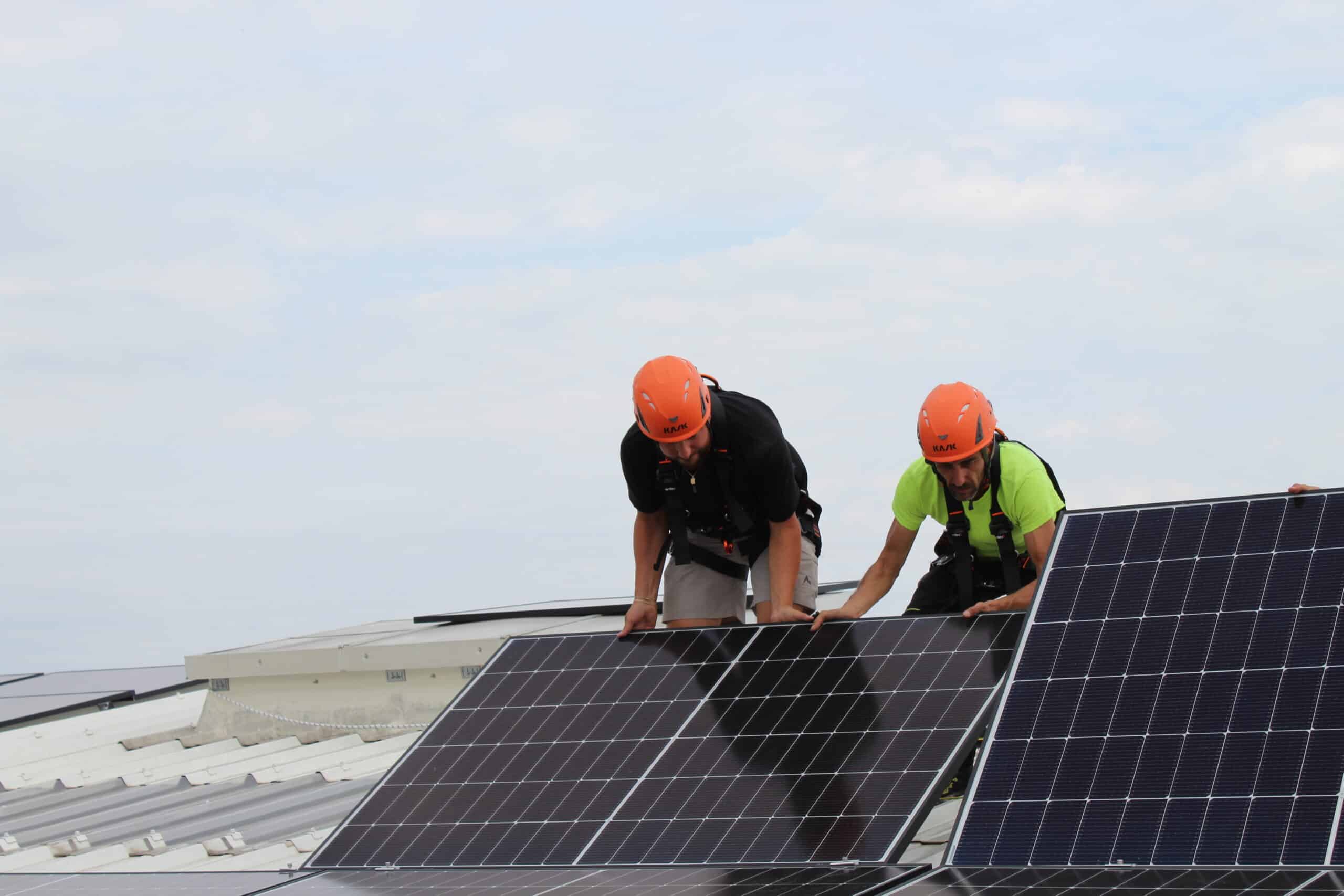 découvrez comment devenir un investisseur performant dans le secteur photovoltaïque. explorez les opportunités, les tendances du marché et les meilleures pratiques pour maximiser vos rendements grâce à des investissements durables dans l'énergie solaire.