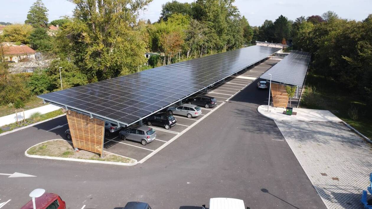 découvrez les ombrières photovoltaïques, une solution innovante qui allie protection solaire et production d'énergie renouvelable. idéales pour les parkings et espaces publics, elles contribuent à la durabilité environnementale tout en offrant ombre et confort.