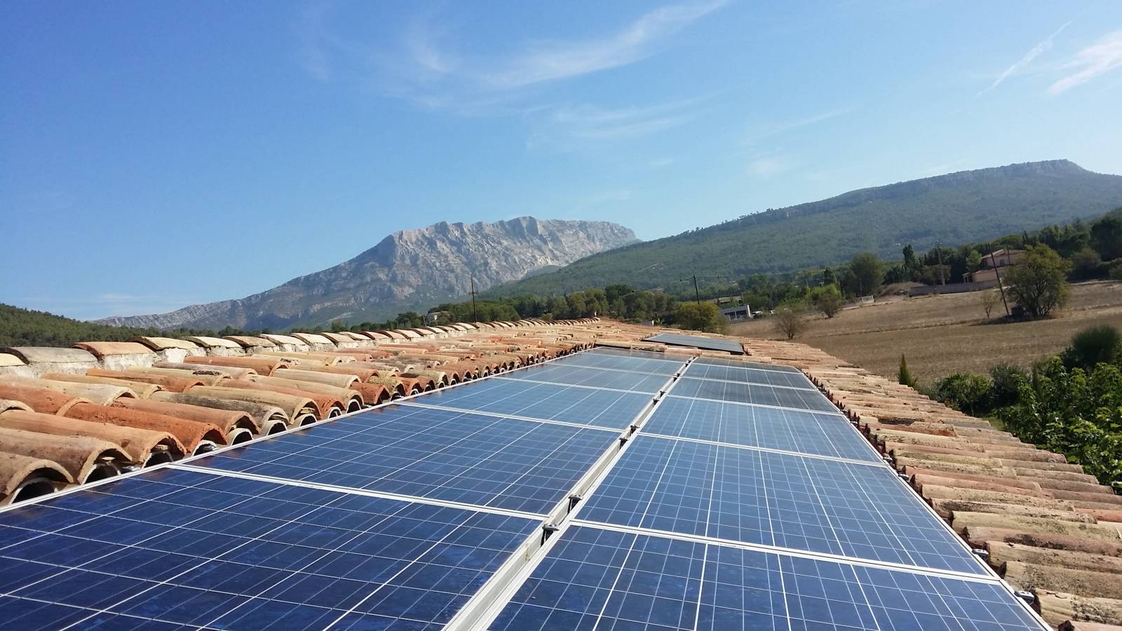 découvrez nos solutions de panneaux photovoltaïques à aix, conçues pour maximiser l'efficacité énergétique de votre habitat. profitez des avantages du solaire tout en réduisant vos factures d'électricité et votre empreinte carbone.