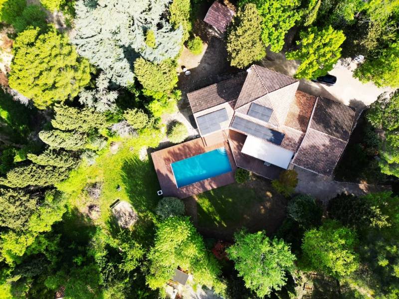 découvrez les meilleures offres de panneaux solaires à aix. optez pour une énergie renouvelable et réduisez vos factures d'électricité tout en préservant l'environnement. professional installation et conseils personnalisés.