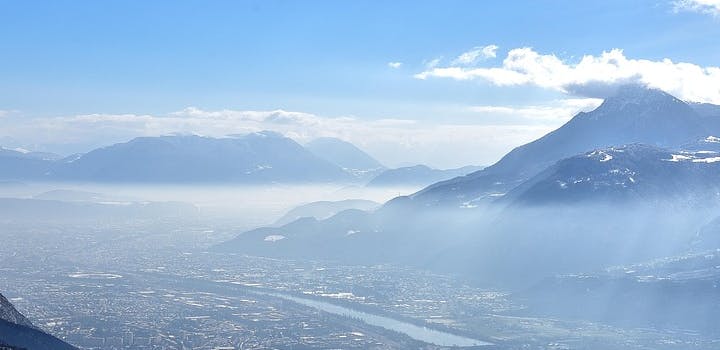 découvrez nos solutions de panneaux solaires à grenoble pour optimiser votre consommation d'énergie et réduire votre empreinte carbone. profitez du soleil alpin et devenez acteur de la transition énergétique avec des installations adaptées à vos besoins.
