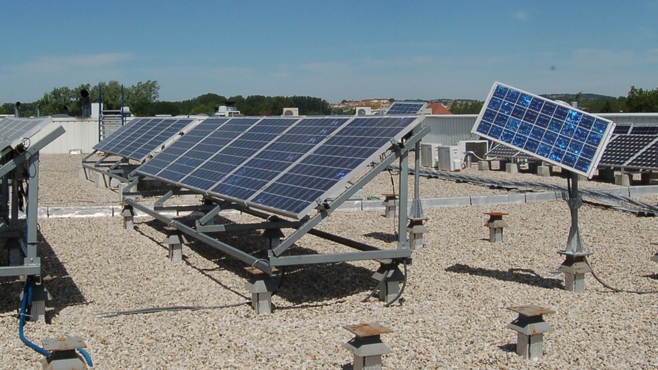 découvrez les meilleurs panneaux photovoltaïques à lyon. profitez d'une énergie verte et réduisez vos factures d'électricité tout en contribuant à la protection de l'environnement. informez-vous sur les aides financières disponibles et les installations adaptées à vos besoins.