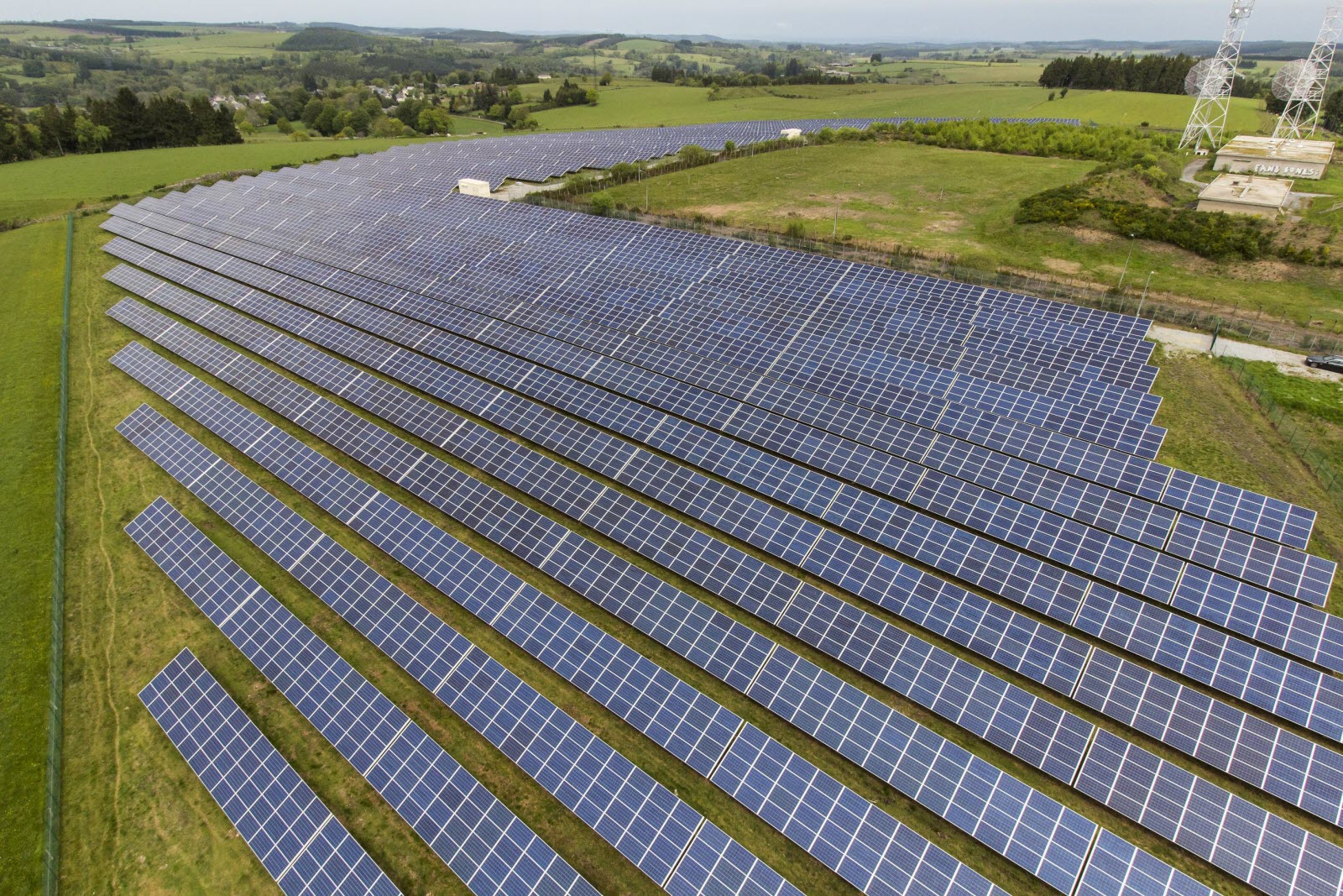 découvrez tout ce qu'il faut savoir sur l'énergie photovoltaïque : ses avantages, son fonctionnement, et comment elle peut réduire votre facture d'électricité tout en préservant l'environnement.