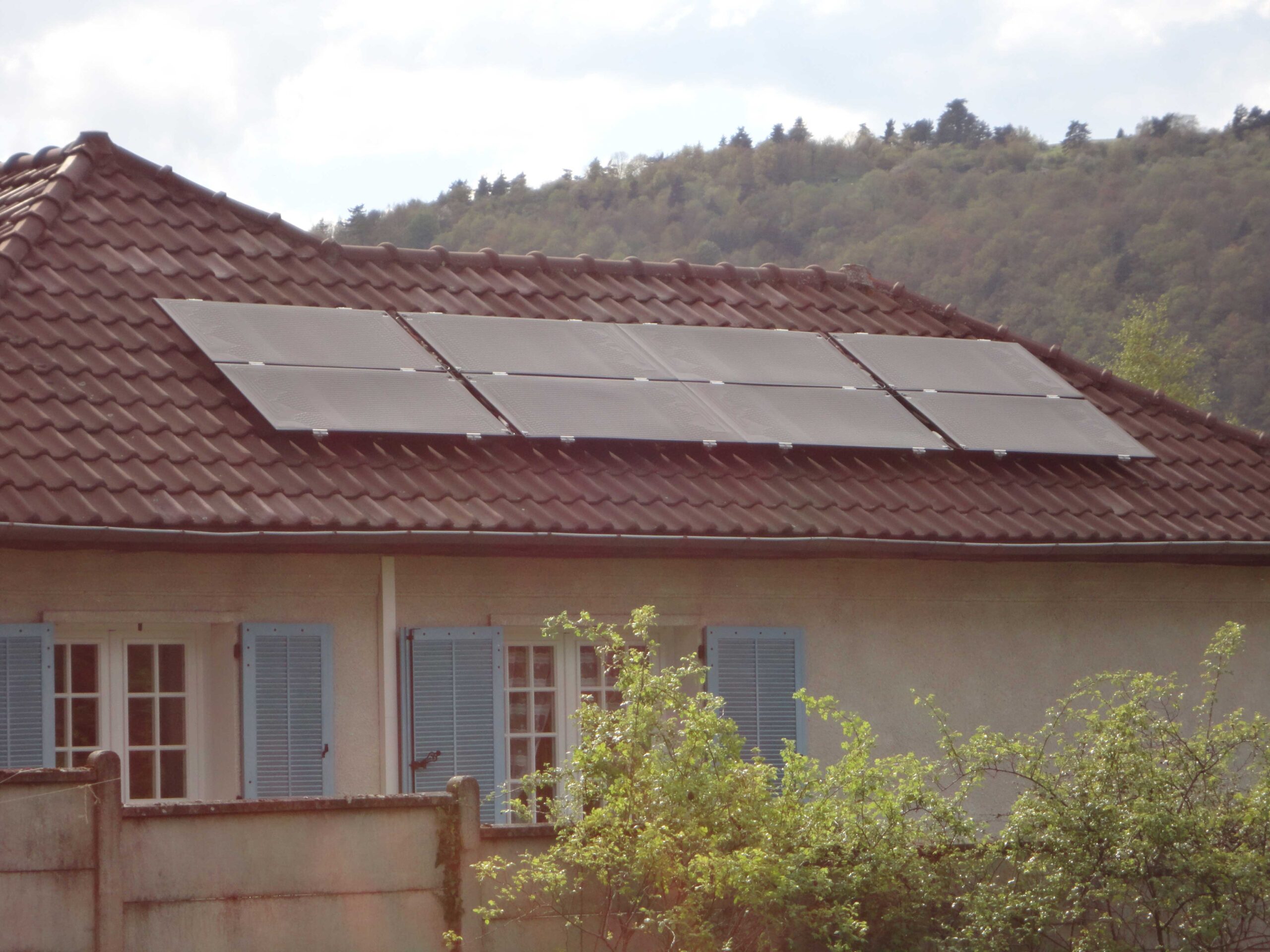 découvrez nos solutions photovoltaïques à montbrison ! profitez de l'énergie solaire pour réduire vos factures d'électricité et contribuer à une planète plus verte. installation, entretien et conseils personnalisés, tout pour maximiser vos économies et votre autonomie énergétique.