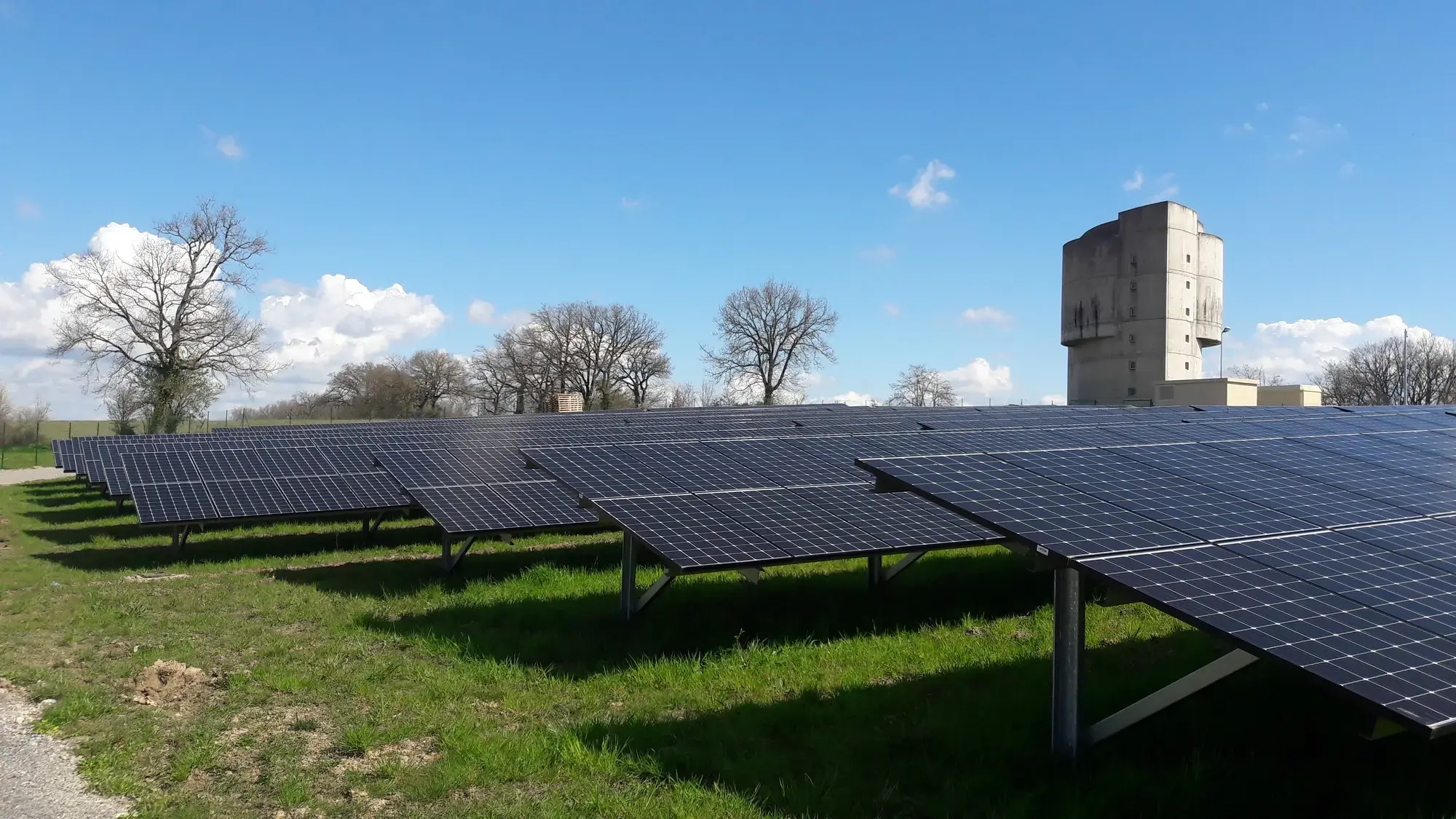 découvrez les avantages d'investir dans un projet photovoltaïque sur terrain. optimisez l'utilisation de votre espace extérieur tout en contribuant à la transition énergétique. informez-vous sur les solutions durables et rentables pour produire votre propre électricité grâce à l'énergie solaire.