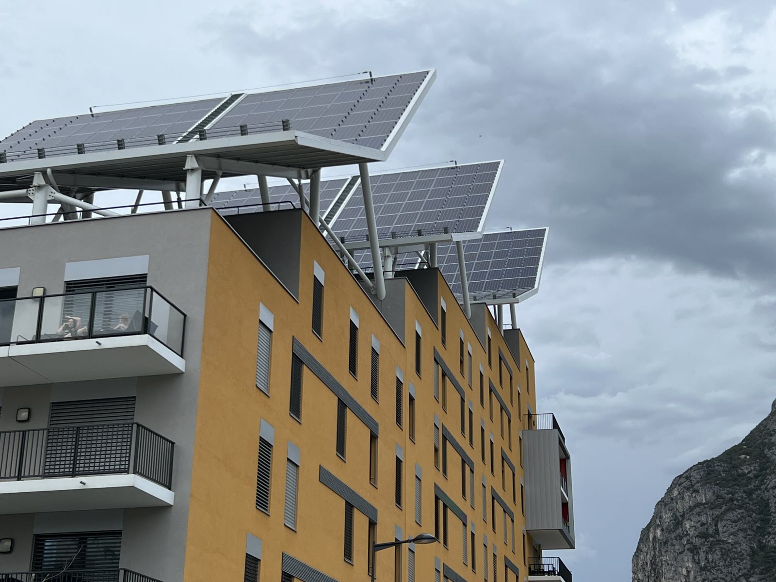 découvrez nos solutions photovoltaïques à grenoble, conçues pour maximiser votre autonomie énergétique et réduire vos factures d'électricité. profitez d'un ensoleillement optimal et d'une installation adaptée à vos besoins. engagez-vous pour une énergie propre et durable dès aujourd'hui !