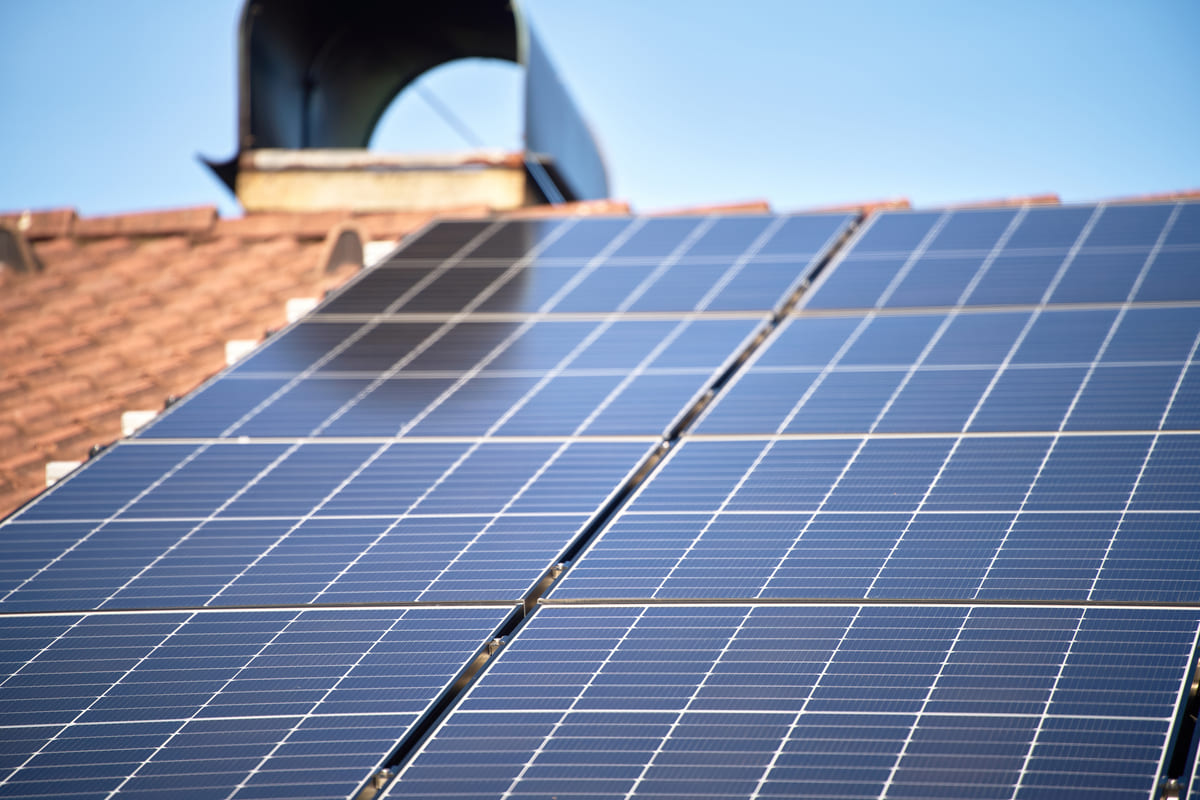 découvrez les avantages des panneaux photovoltaïques amorphes : légers, flexibles et adaptés à de nombreuses applications. apprenez comment ils convertissent efficacement la lumière en électricité, même par faible ensoleillement. informez-vous sur leur impact écologique et développement durable.