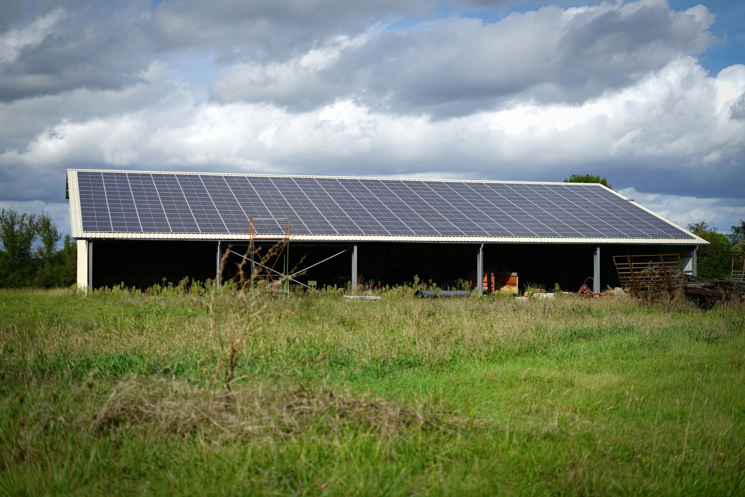 découvrez nos solutions adaptées pour les pv dans les bâtiments agricoles. optimisez votre production d'énergie renouvelable et réduisez vos coûts avec nos systèmes photovoltaïques performants et sur mesure.