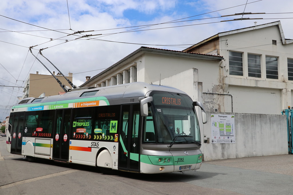 découvrez la ville de saint-étienne, son patrimoine industriel, ses paysages verdoyants et ses activités culturelles. explorez les richesses de cette ville dynamique au cœur de la région auvergne-rhône-alpes.