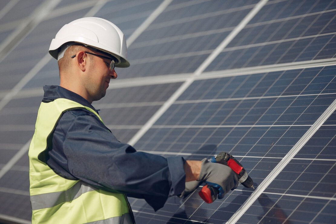 découvrez les compétences d'un technicien photovoltaïque, expert en installation et maintenance de systèmes solaires. optimisez votre consommation d'énergie et profitez des avantages des énergies renouvelables grâce à des solutions adaptées à vos besoins.