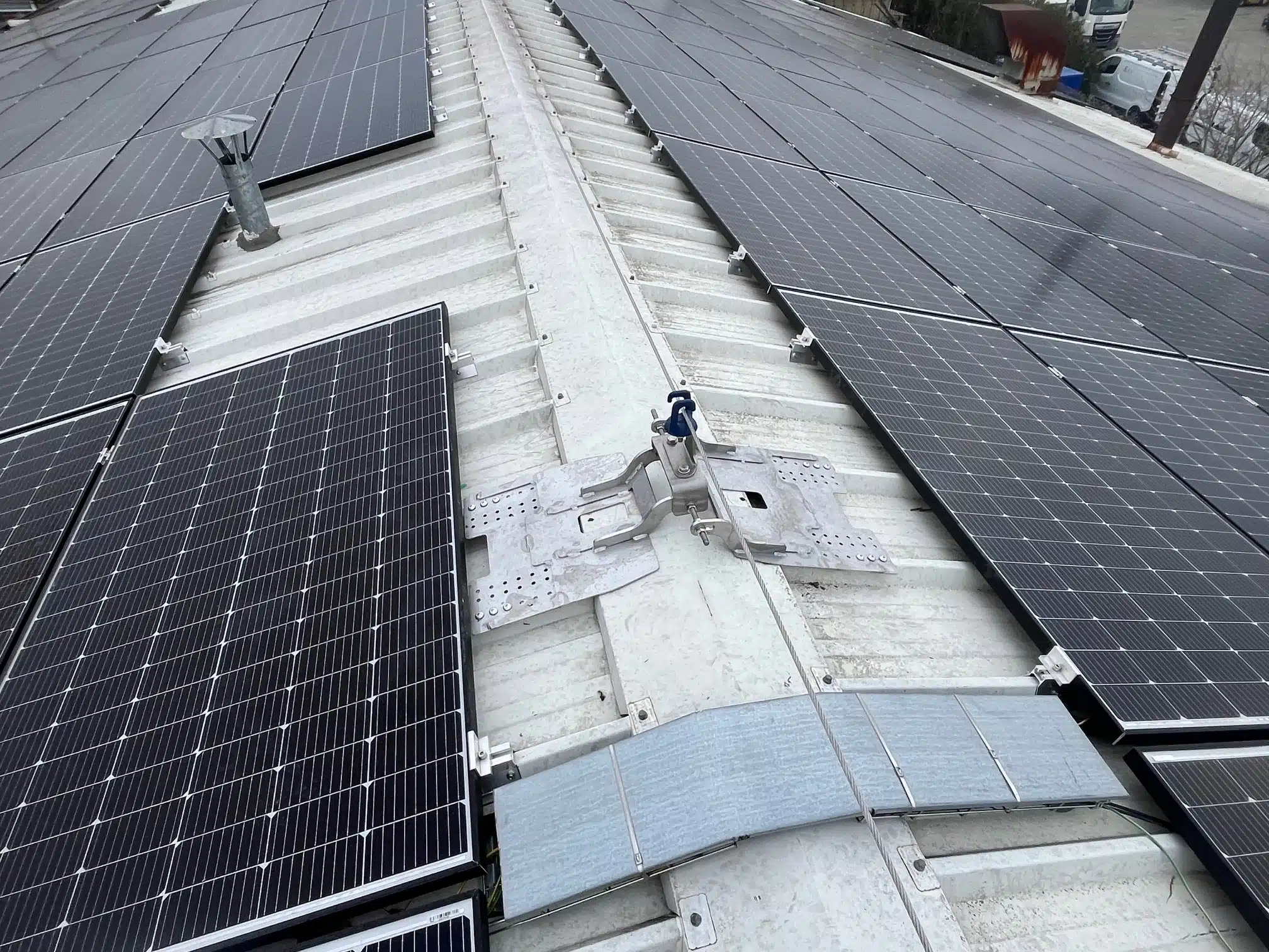 découvrez les avantages d'une toiture photovoltaïque : transformez votre toit en source d'énergie renouvelable, réduisez vos factures d'électricité et contribuez à la protection de l'environnement. optez pour une solution durable et économique dès aujourd'hui!
