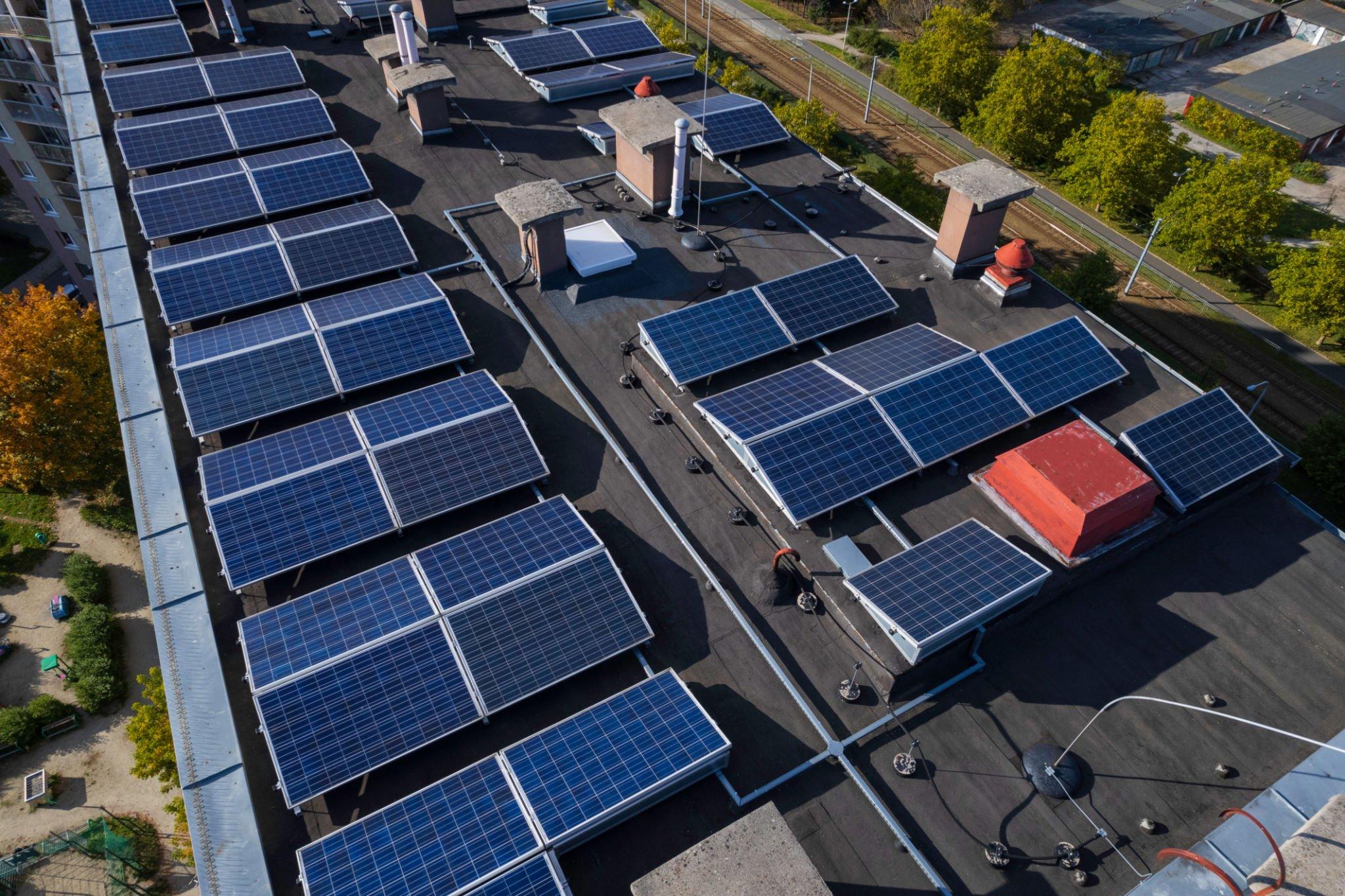 découvrez les avantages d'une toiture photovoltaïque : économisez sur vos factures d'électricité, contribuez à la transition énergétique et valorisez votre bien immobilier grâce à une installation solaire performante et durable. optez pour une énergie propre et renouvelable dès aujourd'hui!