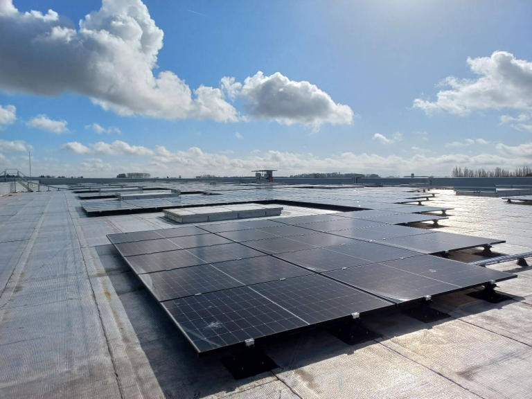 découvrez les avantages d'une toiture photovoltaïque pour produire de l'énergie renouvelable et réduire vos factures d'électricité. optez pour une solution durable qui valorise votre bien tout en protégeant l'environnement.