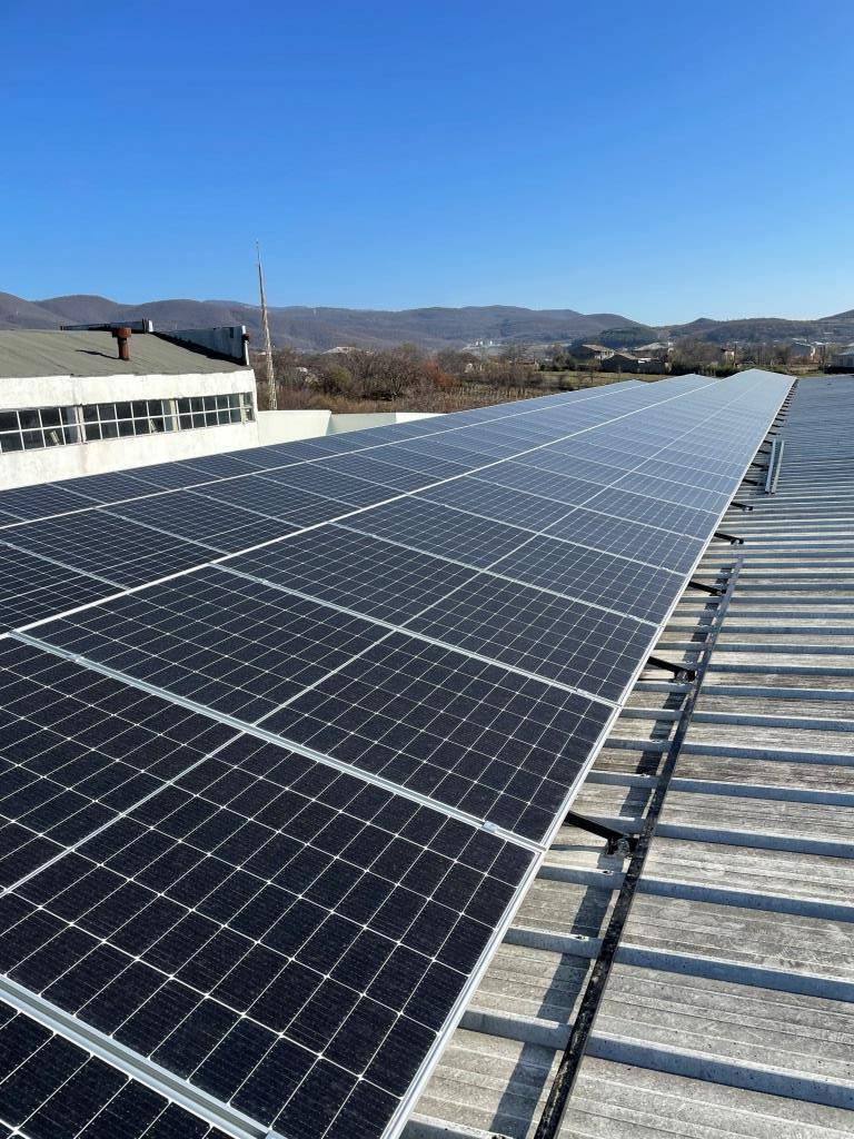 découvrez comment bénéficier d'une toiture photovoltaïque gratuite et réduire vos factures d'énergie. profitez des aides gouvernementales pour installer des panneaux solaires sans coût initial et faites un geste pour la planète tout en économisant.