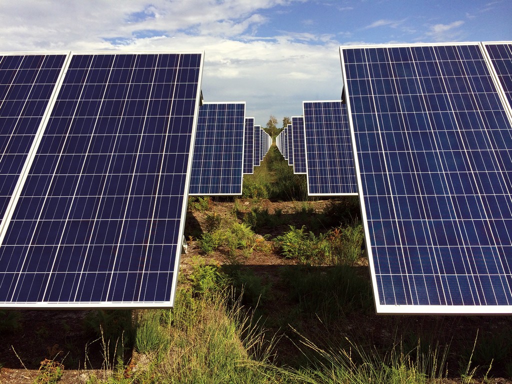 découvrez notre tour photovoltaïque, une expérience immersive qui vous plonge dans l'univers de l'énergie solaire. apprenez tout sur le fonctionnement des panneaux solaires, leurs avantages pour l'environnement et comment ils transforment la lumière en électricité durable. rejoignez-nous pour explorer les innovations en matière d'énergie renouvelable et participez à la transition énergétique!
