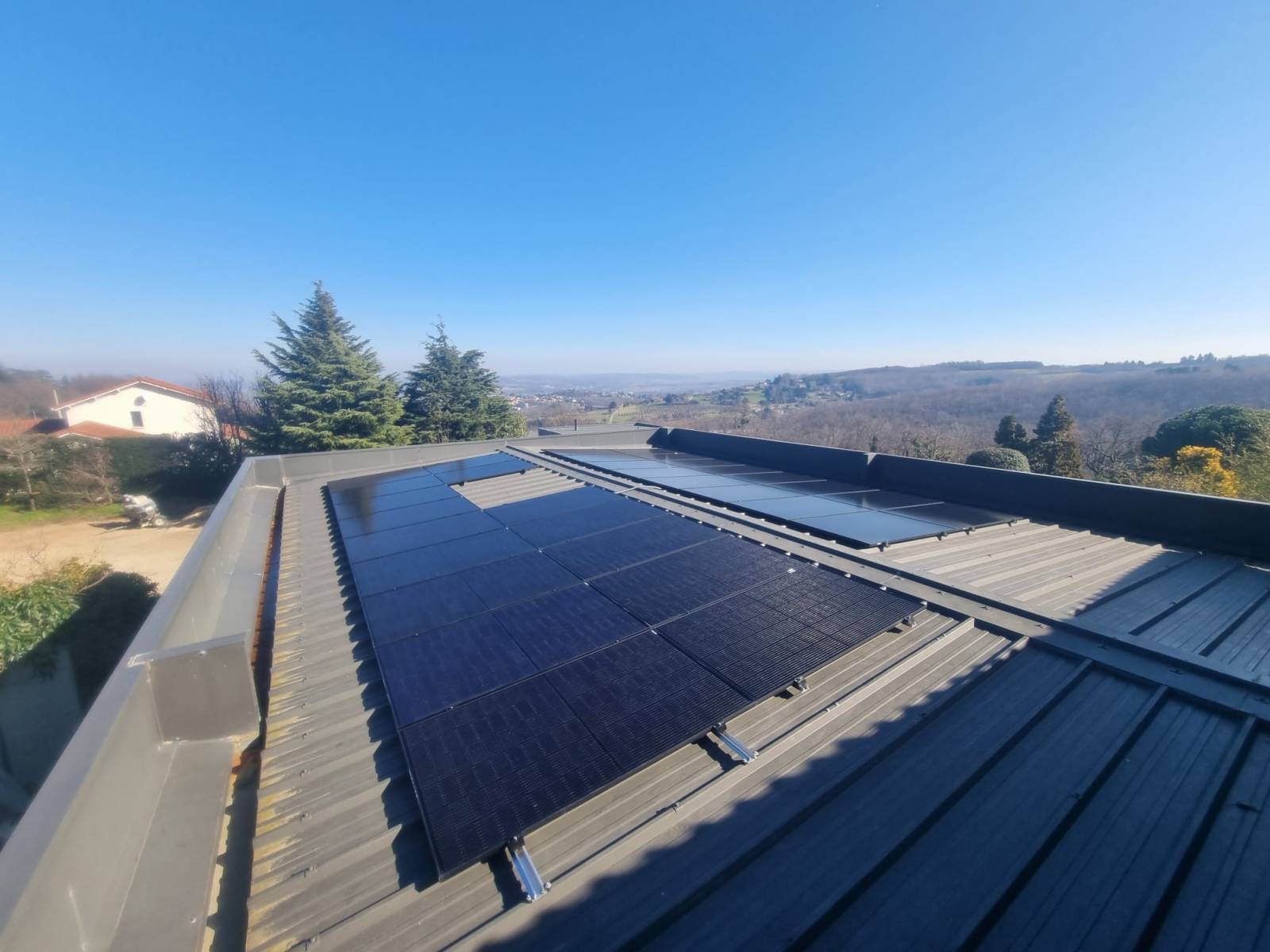 découvrez notre large sélection de panneaux photovoltaïques à des prix compétitifs. économisez sur vos factures d'énergie tout en contribuant à la protection de l'environnement grâce à une énergie renouvelable et durable. profitez de conseils d'experts pour choisir le système adapté à vos besoins.