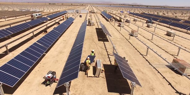 découvrez notre vidéo captivante sur les systèmes photovoltaïques, qui vous explique le fonctionnement des panneaux solaires, leurs avantages et comment ils peuvent transformer votre consommation d'énergie. apprenez à maximiser votre efficacité énergétique et à réduire votre impact environnemental grâce aux solutions solaires innovantes.