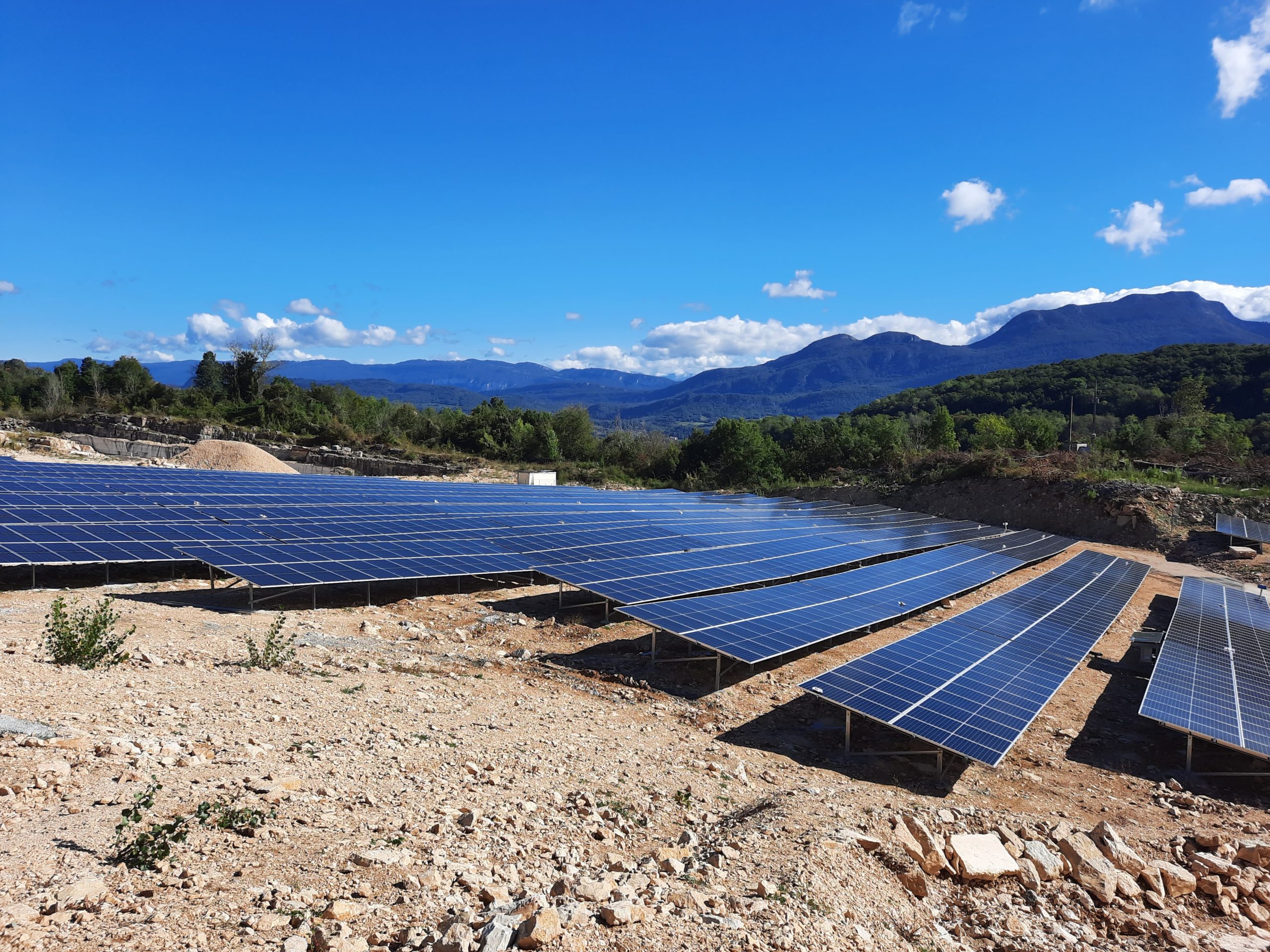 découvrez les principaux enjeux du photovoltaïque pour les collectivités : transition énergétique, avantages économiques, défis d’intégration locale et opportunités de développement durable.