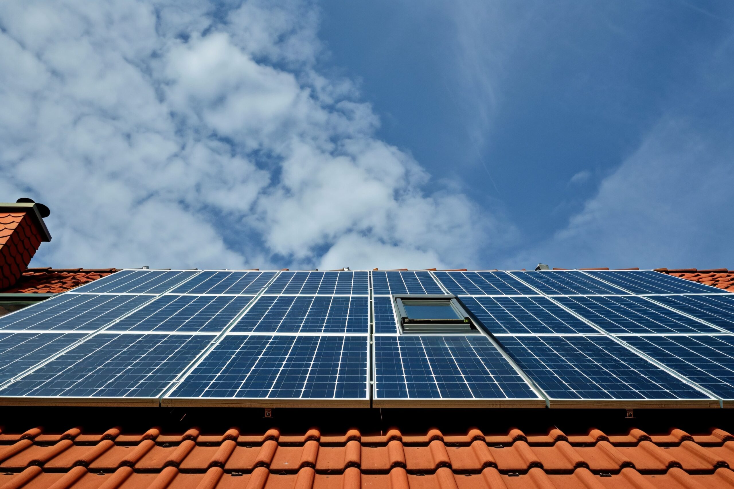 découvrez comment la revente solaire vous permet de vendre l’électricité produite par vos panneaux solaires et de rentabiliser votre installation. avantages, démarches et conseils pour réussir votre projet de revente d’énergie solaire.