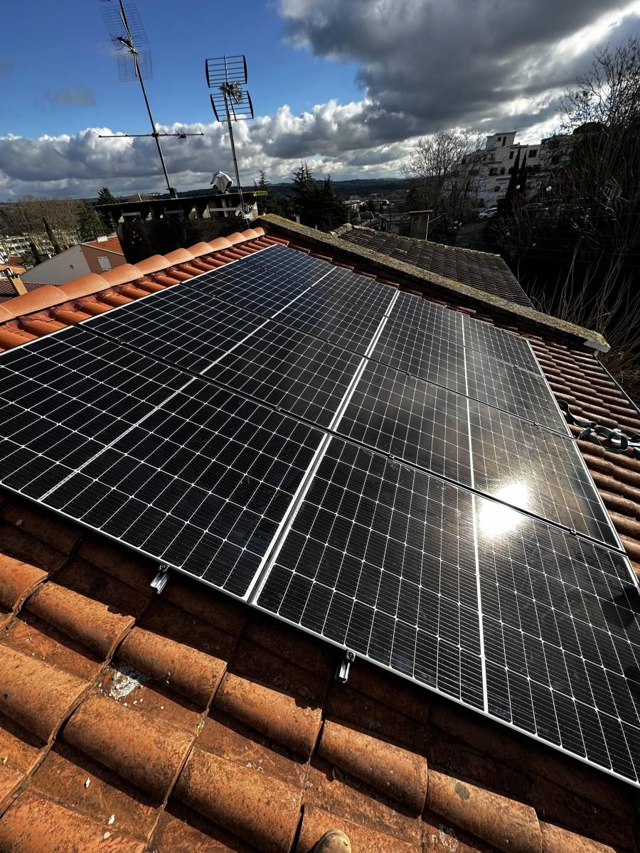 découvrez comment fonctionne la revente solaire : optimisez vos revenus en revendant l'électricité produite par vos panneaux solaires. explications, avantages et démarches pour rentabiliser votre installation.